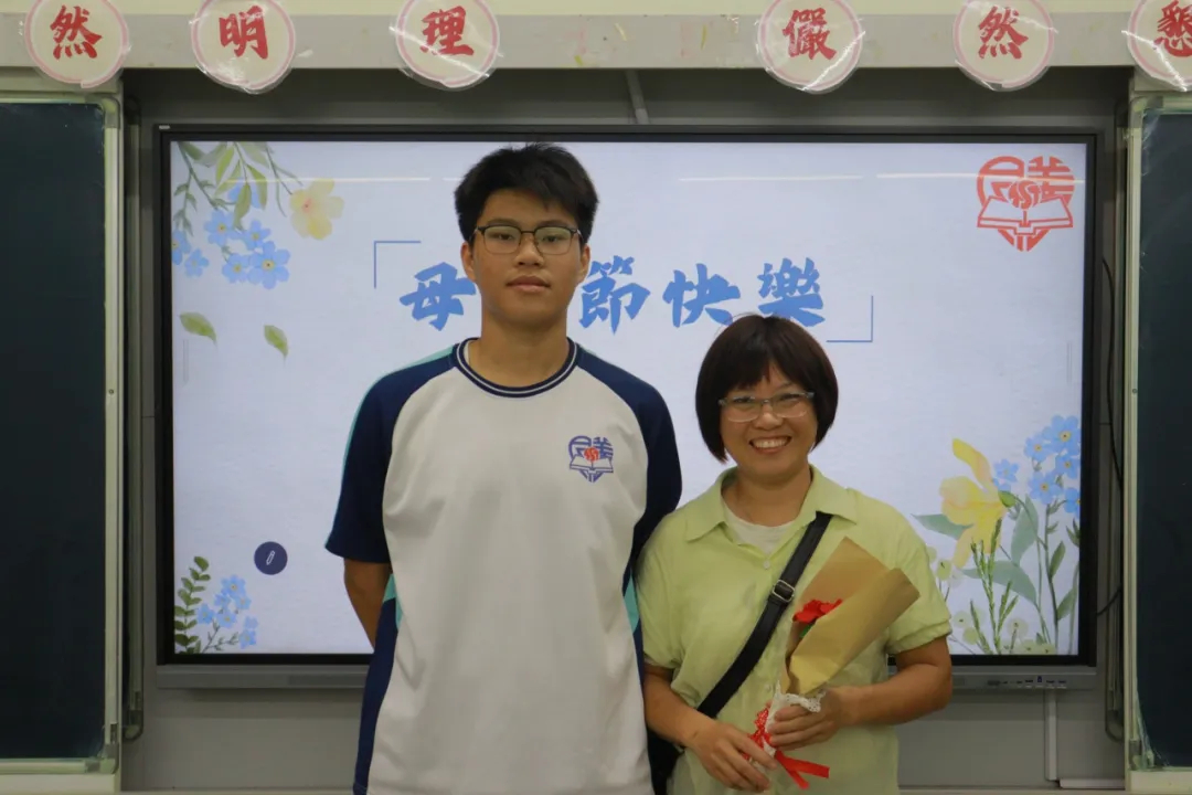 家长日温馨送花 传递感恩情谊 